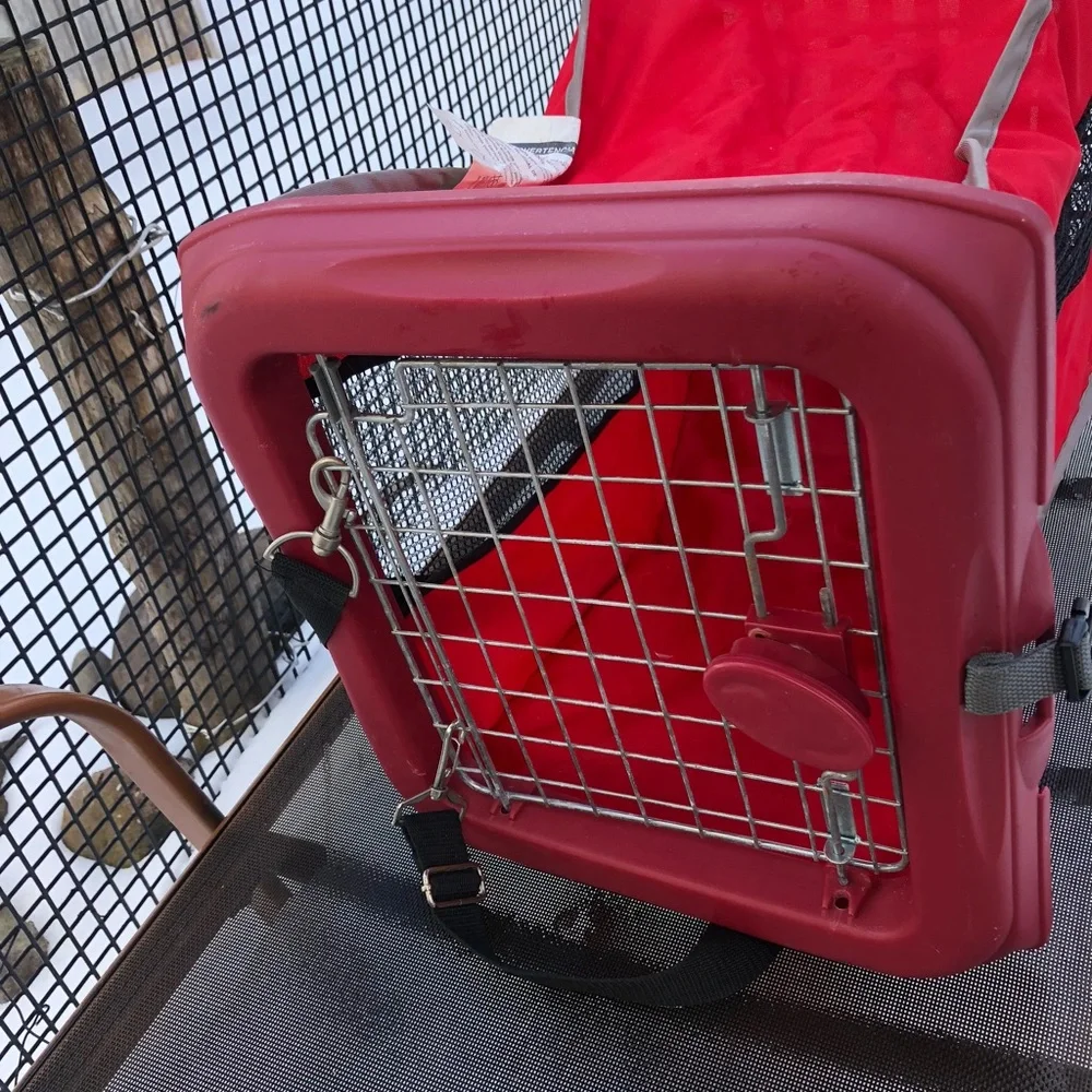 Folding pet carrier